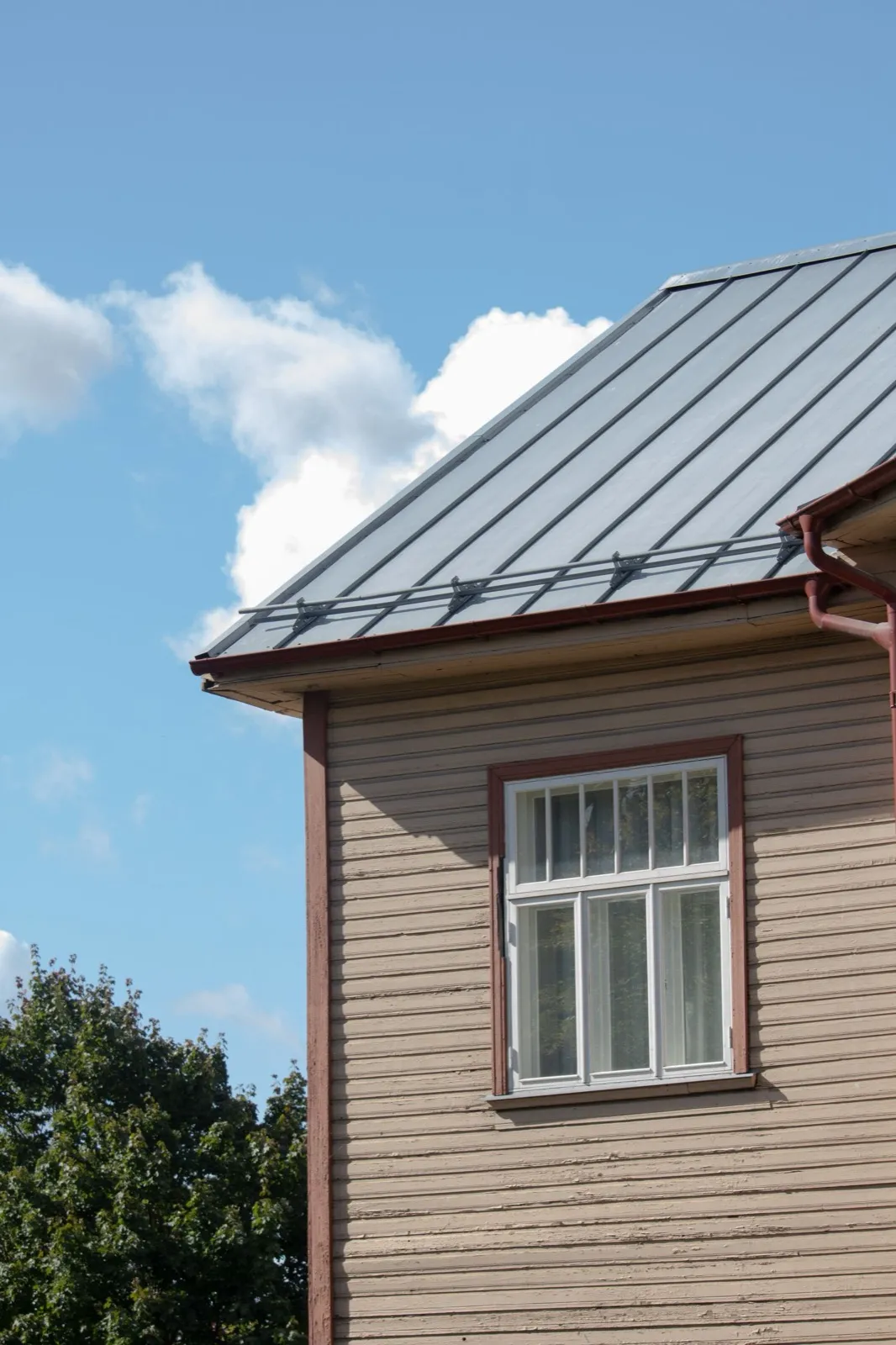 Standing-seam metal roof